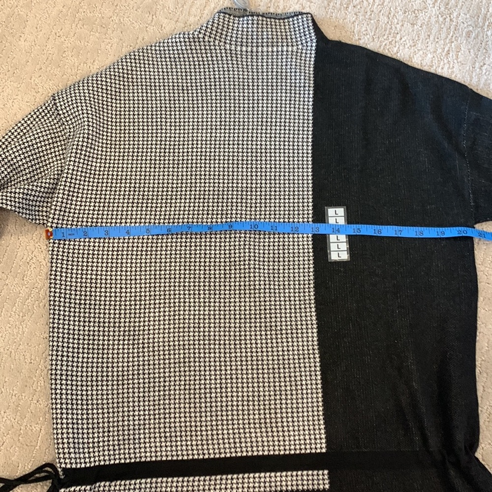 Sweater • - Picture 6 of 7